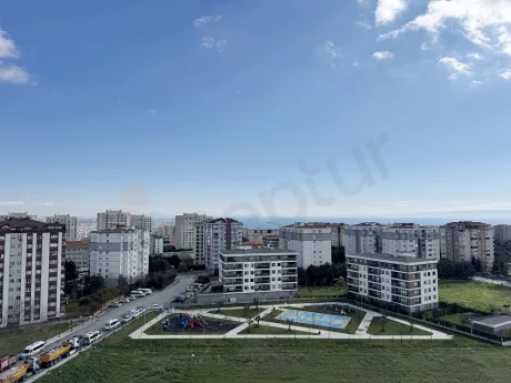 Панорамный вид на море и город из современного жилого комплекса в Бейликдюзю, Стамбул.