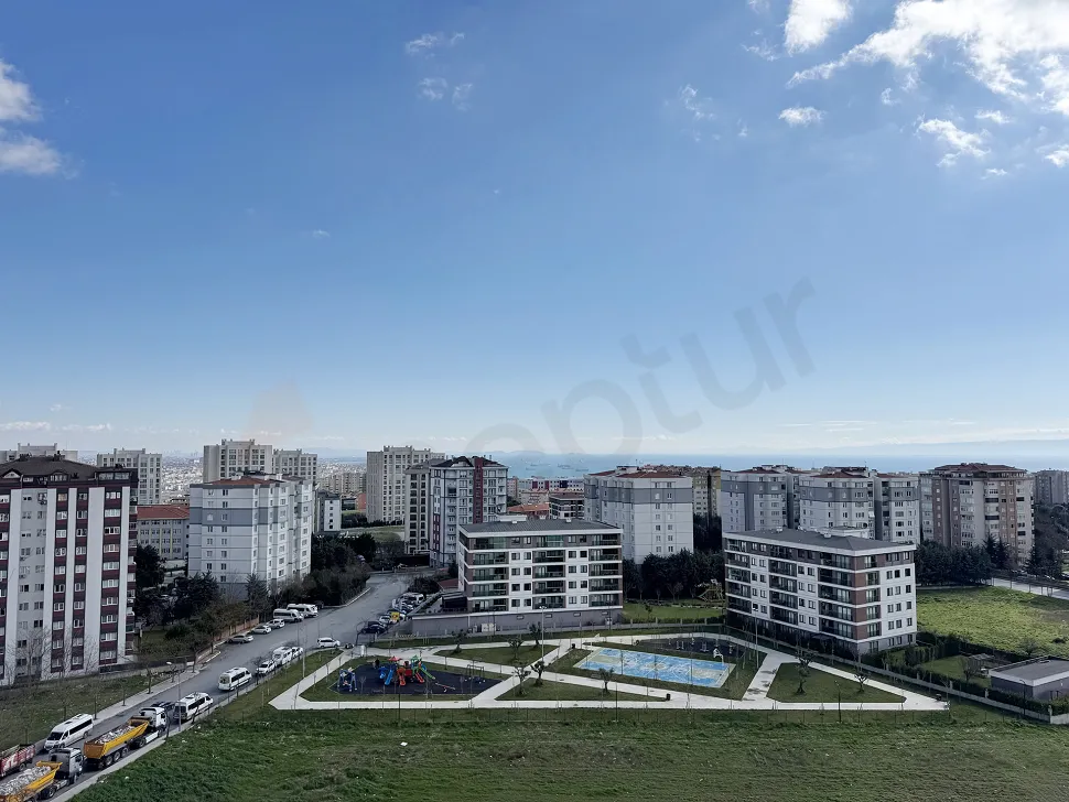 Панорамный вид на море и город из современного жилого комплекса в Бейликдюзю, Стамбул.