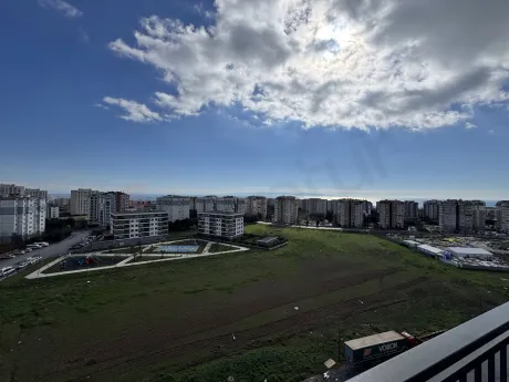 Широкоугольный панорамный вид на город и море в Бейликдюзю, Стамбул.