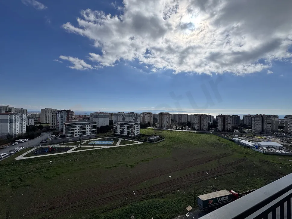Широкоугольный панорамный вид на город и море в Бейликдюзю, Стамбул.