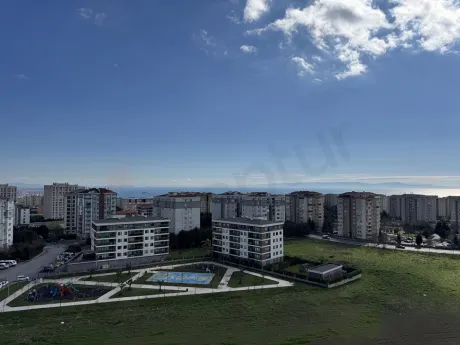 Панорамный вид на город и море в Бейликдюзю, Стамбул, с современной архитектурой и морским пейзажем.