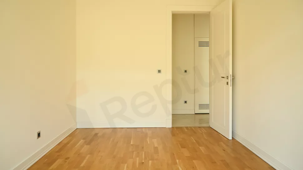 Продаётся 4-х ком. 178 м² квартира на 1-м этаже, в новостройке бизнес-класса, в центре города