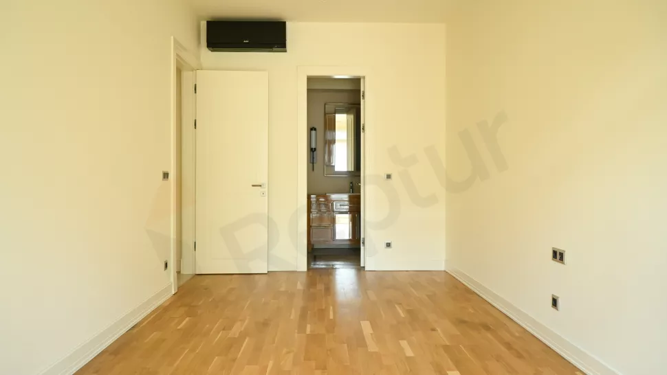 Продаётся 4-х ком. 178 м² квартира на 1-м этаже, в новостройке бизнес-класса, в центре города