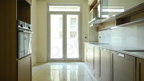 Продаётся 4-х ком. 178 м² квартира на 1-м этаже, в новостройке бизнес-класса, в центре города