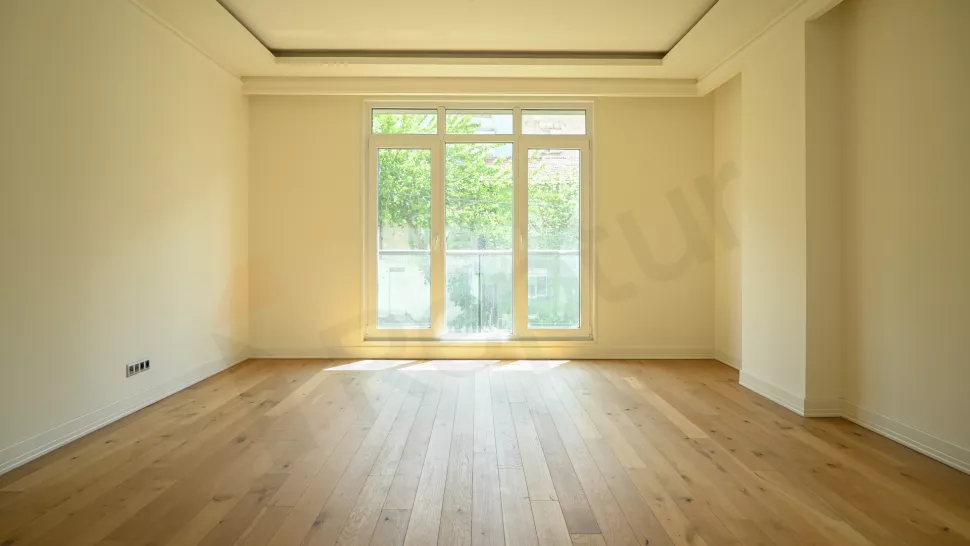 Продаётся 4-х ком. 178 м² квартира на 1-м этаже, в новостройке бизнес-класса, в центре города