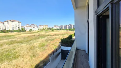 Просторный и современный балкон жилой квартиры.