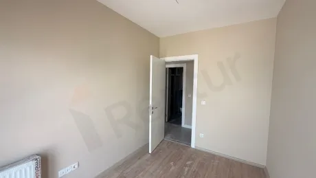 Интерьер просторной и светлой спальни в современной квартире.