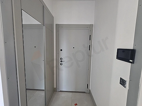 Фотография входа в квартиру 2+1 на продажу в Аташехире, Стамбул.