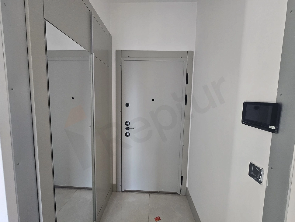 Фотография входа в квартиру 2+1 на продажу в Аташехире, Стамбул.
