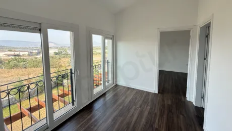 Светлый и просторный дизайн спальни современной виллы.