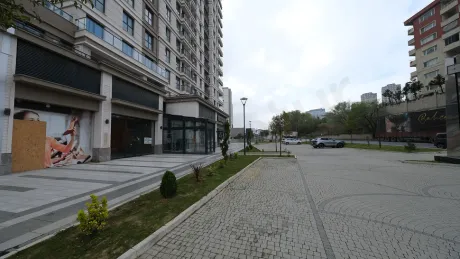 Внешний вид фасада современного коммерческого магазина на продажу в Башакшехире.