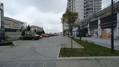 Просторная открытая парковка жилого комплекса в Башакшехире.