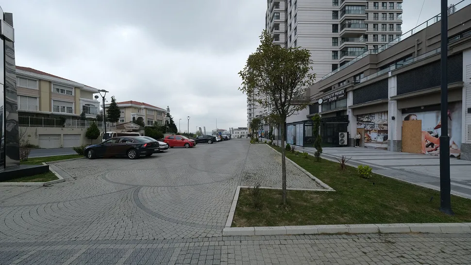 Просторная открытая парковка жилого комплекса в Башакшехире.