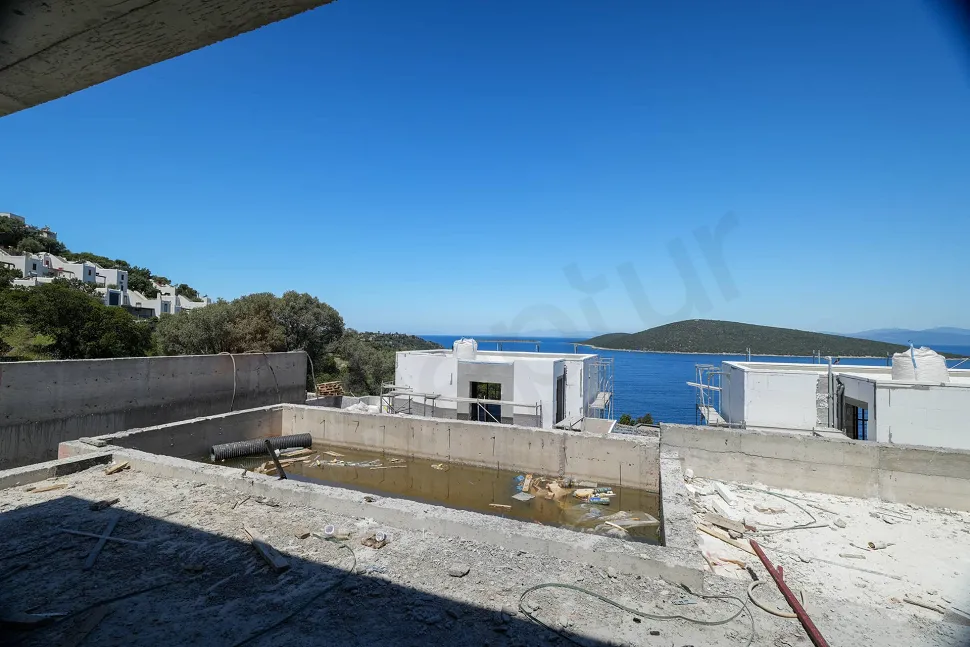 Панорамный вид на лазурное море и побережье Бодрума, уходящее за горизонт.