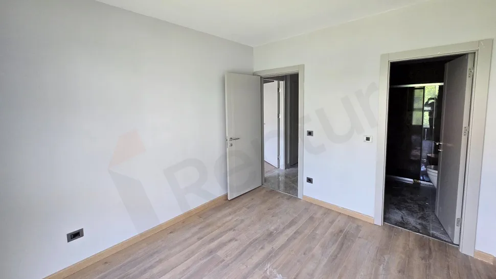 Двухуровневый простор: Светлая 2+1 с панорамным видом на зелень со второго этажа