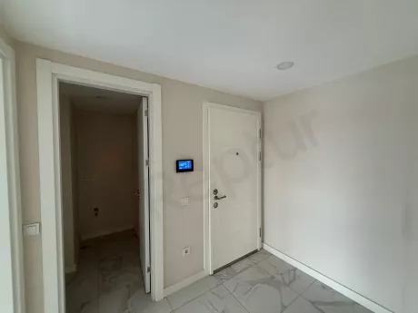 Вид на входную дверь и прихожую современной квартиры.