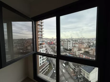 Панорамный вид на лес и город из окна квартиры в районе Чекмекёй.