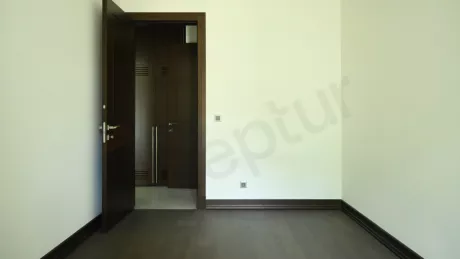 Продаётся 4-х ком. квартира на 1-м этаже, в новостройке бизнес-класса, в центре города