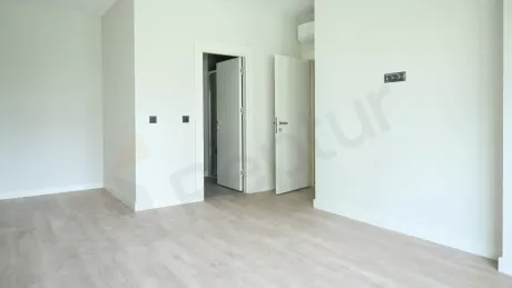 Квартира в Стамбуле: продаётся 4-комнатная, 180 м², с ремонтом, 1-й этаж