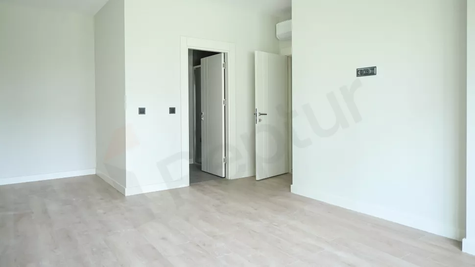 Квартира в Стамбуле: продаётся 4-комнатная, 180 м², с ремонтом, 1-й этаж