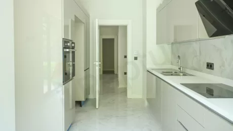 Квартира в Стамбуле: продаётся 5-комнатная, 229 м², на уровне земли