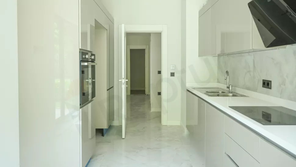 Квартира в Стамбуле: продаётся 5-комнатная, 229 м², на уровне земли