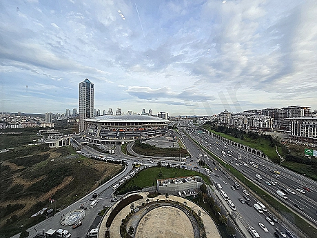 Современная квартира с балконом и панорамным видом на город в Сарыер, Стамбул.