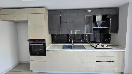 Современный и просторный дизайн кухонной зоны