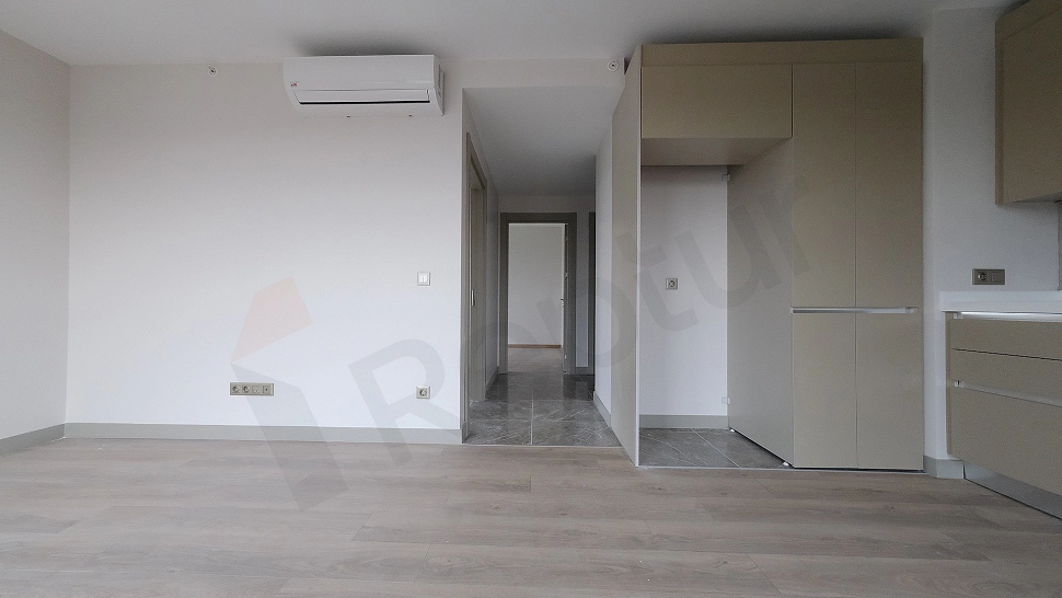 Внутренний вид коридора квартиры на продажу в Зейтинбурну.