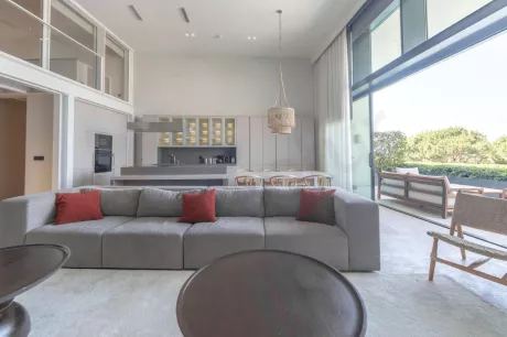 Недвижимость в Бодруме: дом премиум-класса с тремя спальнями и частным пляжем