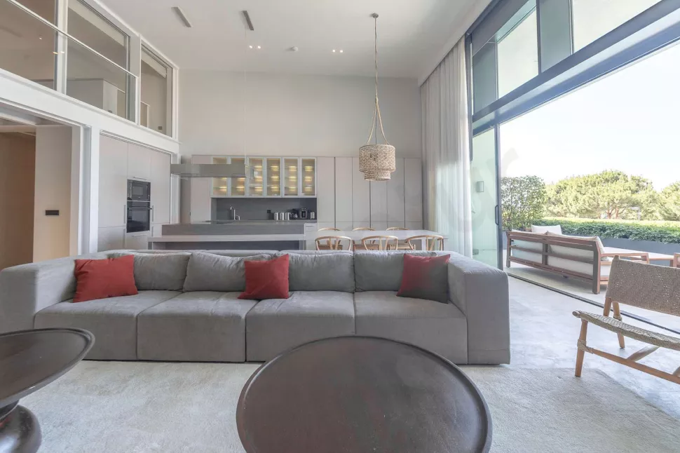 Недвижимость в Бодруме: дом премиум-класса с тремя спальнями и частным пляжем