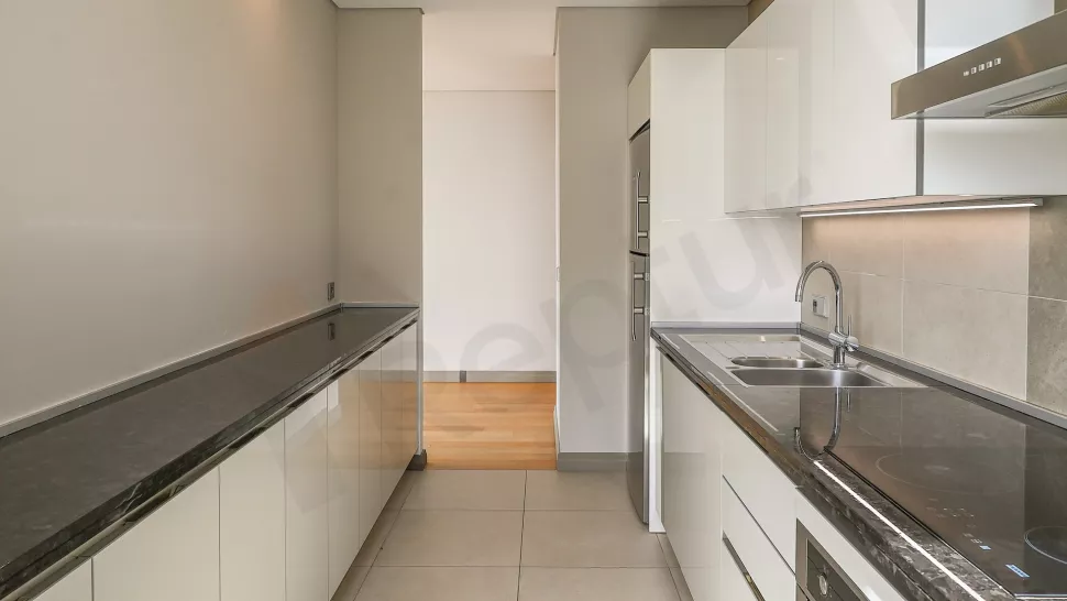 Недвижимость в Стамбуле: продаётся 3-комнатная квартира 171 м² на первой линии