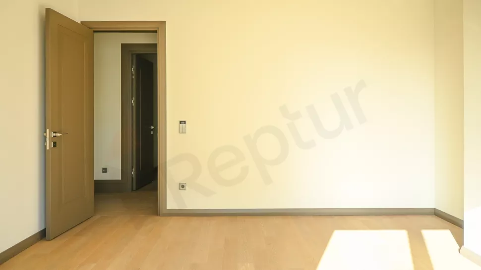 Недвижимость в Стамбуле: продаётся 5-комнатная квартира 310 м² на первой линии у моря