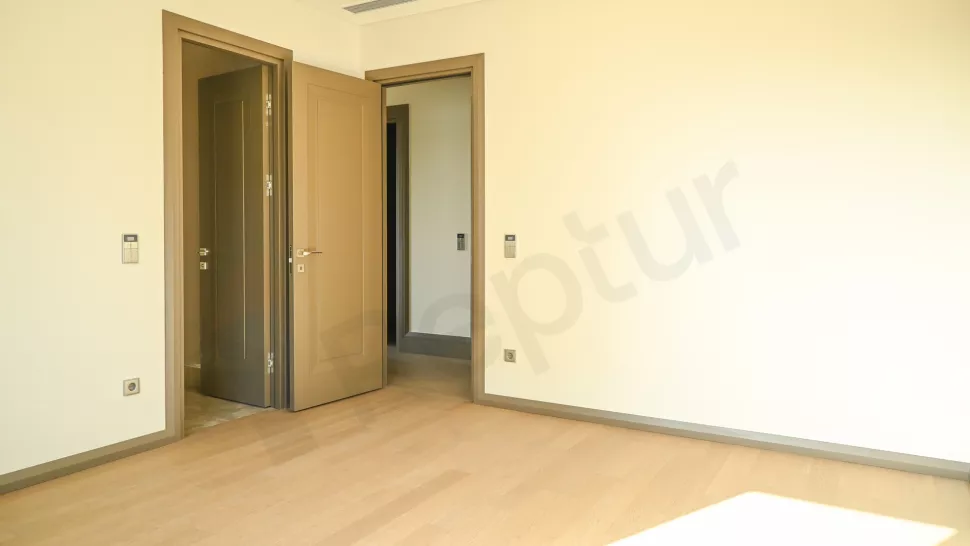 Недвижимость в Стамбуле: продаётся 5-комнатная квартира 310 м² на первой линии у моря