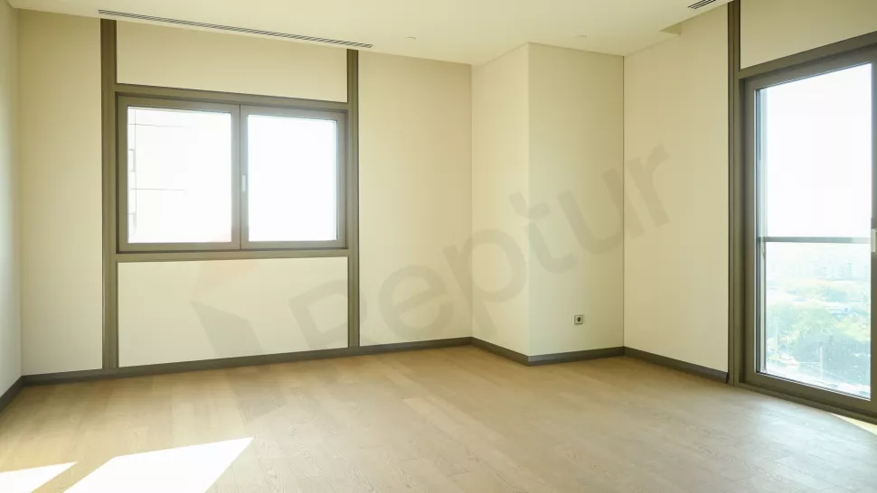 Недвижимость в Стамбуле: продаётся 5-комнатная квартира 310 м² на первой линии у моря