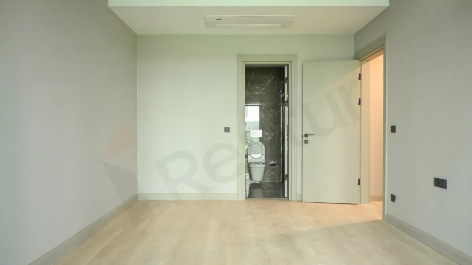 Продаётся просторная 4-комнатная квартира площадью 175 м² на 2-м этаже в районе Умрание – комфорт и уют