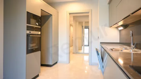 Продаётся просторная 4-комнатная квартира площадью 175 м² на 2-м этаже в районе Умрание – комфорт и уют