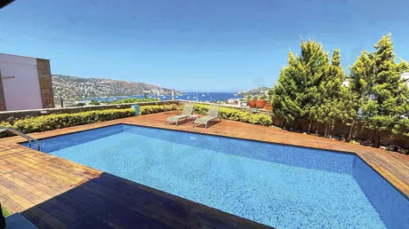 Продаётся стильный дом в Бодруме: 4 спальни, просторная гостиная, частный бассейн и панорамный вид на море