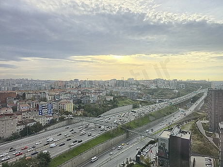 Широкоугольное фото 3+1 квартиры на продажу в Сарыер, Стамбул, с видом на лес и город.