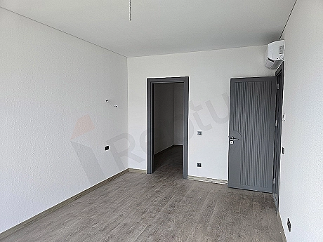 Просторная Вилла-Дуплекс 5+1 (294 м²) с Закрытой Кухней и Садом в Стамбуле