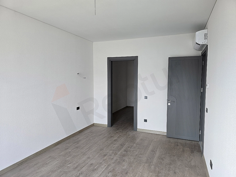 Просторная Вилла-Дуплекс 5+1 (294 м²) с Закрытой Кухней и Садом в Стамбуле