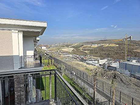 Просторная Вилла-Дуплекс 5+1 (294 м²) с Закрытой Кухней и Садом в Стамбуле