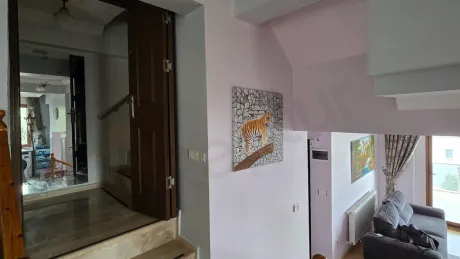 Просторный и светлый коридор современной двухуровневой квартиры.
