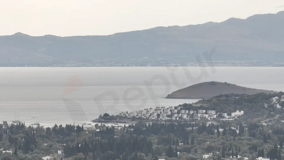 Панорамный вид на лазурное море и прибрежную полосу в Бодруме.