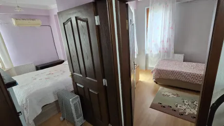 Просторная и светлая спальня в дуплексе, выставленном на продажу в Бодруме.