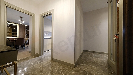 Фотография коридора меблированной квартиры.