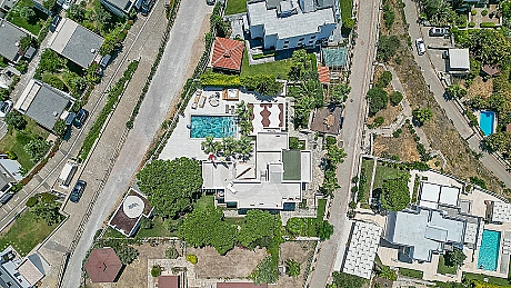 Фотография особняка с большим садом.