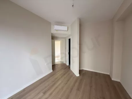 Общий вид современной и просторной спальни